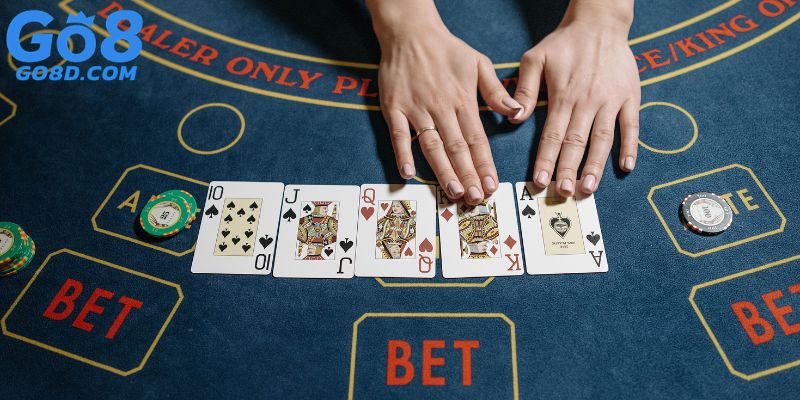 Poker Crazy Pineapple: Flop và thời điểm bỏ một lá quyết định cấu trúc phần còn lại